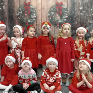 dziewczynki na świątecznej ściance