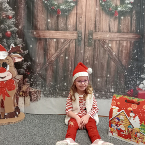 dziecko z prezentem od Mikołaja