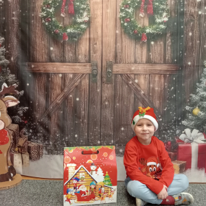 dziecko z prezentem od Mikołaja