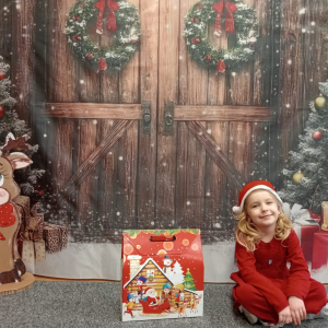 dziecko z prezentem od Mikołaja