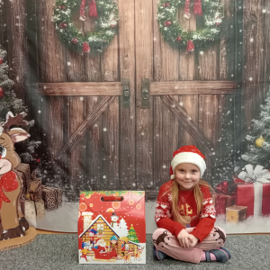 dziecko z prezentem od Mikołaja