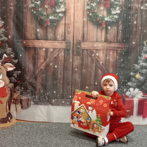 dziecko z prezentem od Mikołaja