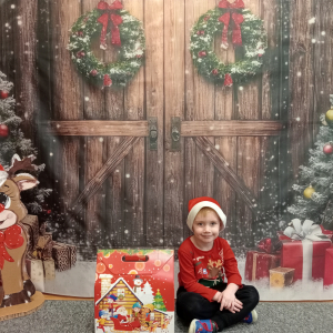 dziecko z prezentem od Mikołaja