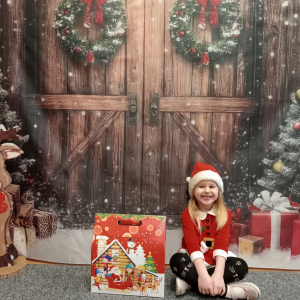 dziecko z prezentem od Mikołaja