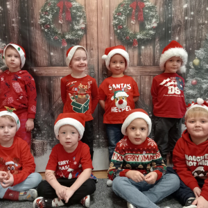 chłopcy na świątecznej ściance