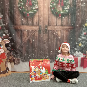 dziecko z prezentem od Mikołaja