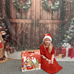 dziecko z prezentem od Mikołaja