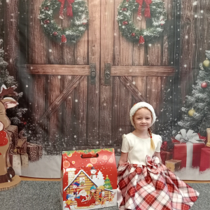 dziecko z prezentem od Mikołaja