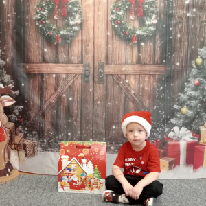 dziecko z prezentem od Mikołaja