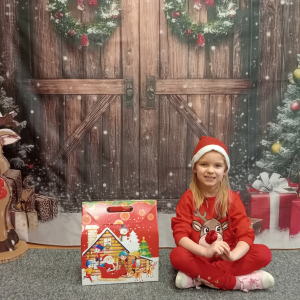 dziecko z prezentem od Mikołaja