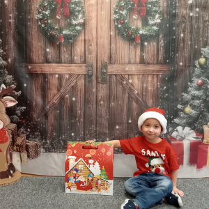 dziecko z prezentem od Mikołaja