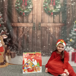 dziecko z prezentem od Mikołaja