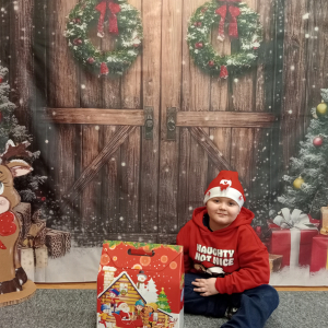 dziecko z prezentem od Mikołaja