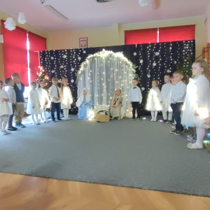 Każde dziecko ma swoje kwestie – mali aktorzy recytują swoje role i dialogi, wprowadzając widzów w historię