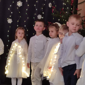 Każde dziecko ma swoje kwestie – mali aktorzy recytują swoje role i dialogi, wprowadzając widzów w historię