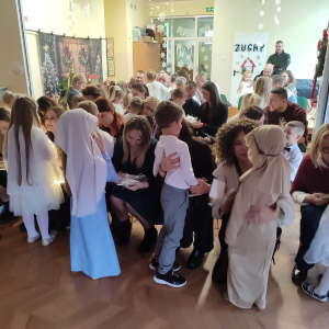 Wręczanie upominków rodzicom – dzieci obdarowują rodziców własnoręcznie przygotowanymi prezentami.