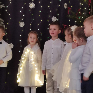 Każde dziecko ma swoje kwestie – mali aktorzy recytują swoje role i dialogi, wprowadzając widzów w historię