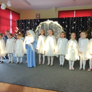 Dziewczynki z gwiazdką – podążają z gwiazdką, która zaświeciła nad żłóbkiem, zwiastując narodziny Dzieciątka