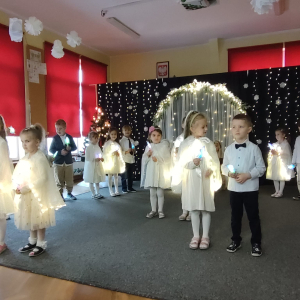 Poszukiwanie Gwiazdy Betlejemskiej – mali bohaterowie wspólnie szukają gwiazdy, która prowadzi do żłóbka, pokazując ducha wspólnego świętowania.