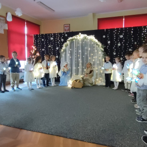 Każde dziecko ma swoje kwestie – mali aktorzy recytują swoje role i dialogi, wprowadzając widzów w historię