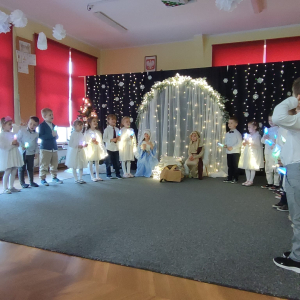 Każde dziecko ma swoje kwestie – mali aktorzy recytują swoje role i dialogi, wprowadzając widzów w historię