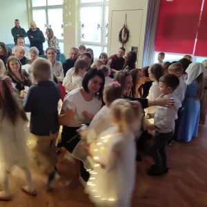 Wręczanie upominków rodzicom – dzieci obdarowują rodziców własnoręcznie przygotowanymi prezentami.