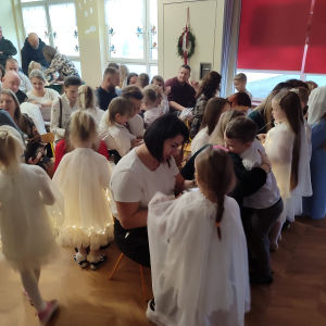 Wręczanie upominków rodzicom – dzieci obdarowują rodziców własnoręcznie przygotowanymi prezentami.