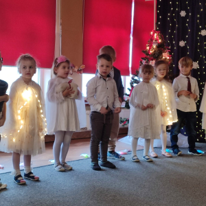 Podarunki dla Jezusa – dzieci symbolicznie wręczają Dzieciątku swoje prezenty, wyrażając miłość i radość.