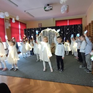 Poszukiwanie Gwiazdy Betlejemskiej – mali bohaterowie wspólnie szukają gwiazdy, która prowadzi do żłóbka, pokazując ducha wspólnego świętowania.