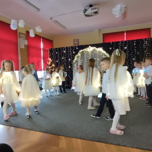 Poszukiwanie Gwiazdy Betlejemskiej – mali bohaterowie wspólnie szukają gwiazdy, która prowadzi do żłóbka, pokazując ducha wspólnego świętowania.