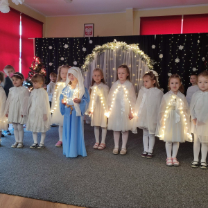 Dziewczynki z gwiazdką – podążają z gwiazdką, która zaświeciła nad żłóbkiem, zwiastując narodziny Dzieciątka