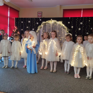 Dziewczynki z gwiazdką – podążają z gwiazdką, która zaświeciła nad żłóbkiem, zwiastując narodziny Dzieciątka