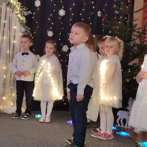 Każde dziecko ma swoje kwestie – mali aktorzy recytują swoje role i dialogi, wprowadzając widzów w historię