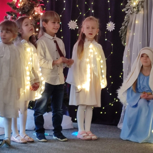 Każde dziecko ma swoje kwestie – mali aktorzy recytują swoje role i dialogi, wprowadzając widzów w historię