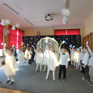 Poszukiwanie Gwiazdy Betlejemskiej – mali bohaterowie wspólnie szukają gwiazdy, która prowadzi do żłóbka, pokazując ducha wspólnego świętowania.