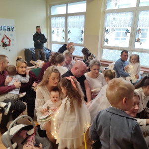 Wręczanie upominków rodzicom – dzieci obdarowują rodziców własnoręcznie przygotowanymi prezentami.