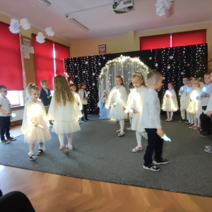 oszukiwanie Gwiazdy Betlejemskiej – mali bohaterowie wspólnie szukają gwiazdy, która prowadzi do żłóbka, pokazując ducha wspólnego świętowania.