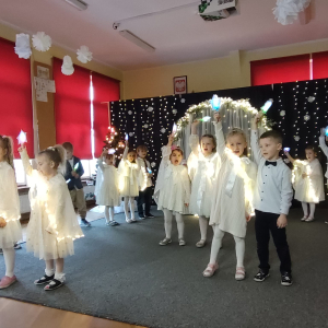 Poszukiwanie Gwiazdy Betlejemskiej – mali bohaterowie wspólnie szukają gwiazdy, która prowadzi do żłóbka, pokazując ducha wspólnego świętowania.