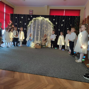 Każde dziecko ma swoje kwestie – mali aktorzy recytują swoje role i dialogi, wprowadzając widzów w historię