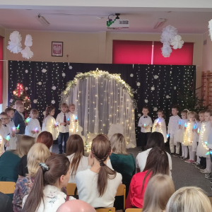 Każde dziecko ma swoje kwestie – mali aktorzy recytują swoje role i dialogi, wprowadzając widzów w historię