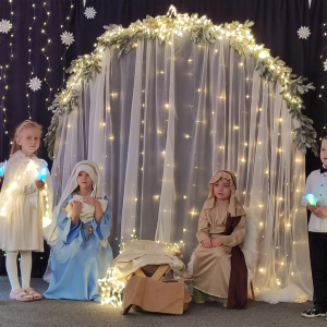 Każde dziecko ma swoje kwestie – mali aktorzy recytują swoje role i dialogi, wprowadzając widzów w historię