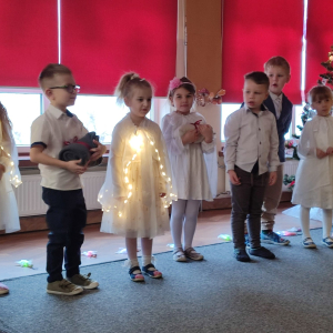 Podarunki dla Jezusa – dzieci symbolicznie wręczają Dzieciątku swoje prezenty, wyrażając miłość i radość.