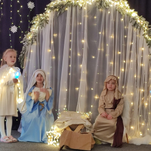 Podarunki dla Jezusa – dzieci symbolicznie wręczają Dzieciątku swoje prezenty, wyrażając miłość i radość.