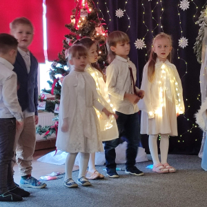 Podarunki dla Jezusa – dzieci symbolicznie wręczają Dzieciątku swoje prezenty, wyrażając miłość i radość.