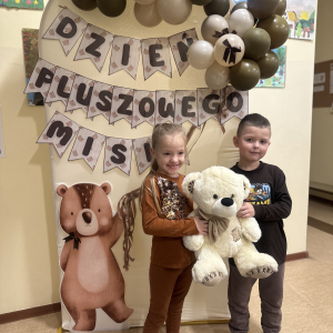 Radosna atmosfera - uśmiechy, przytulanie misiów i wspólne chwile pełne śmiechu.  