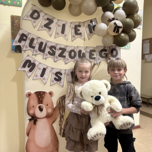 Radosna atmosfera - uśmiechy, przytulanie misiów i wspólne chwile pełne śmiechu.  