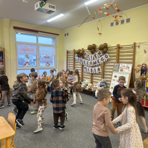 Tańce i zabawy - wspólne zabawy ruchowe i tańce w radosnej atmosferze. 