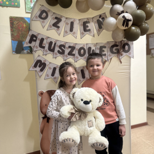 Radosna atmosfera - uśmiechy, przytulanie misiów i wspólne chwile pełne śmiechu.  