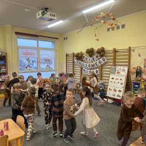 Tańce i zabawy - wspólne zabawy ruchowe i tańce w radosnej atmosferze. 
