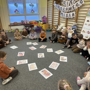 Opowiadanie o misiach - mali słuchacze poznają ciekawe historie o przygodach pluszaków. 